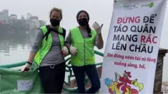 Keep Hanoi Clean, một tổ chức bảo vệ môi trường ở Hà Nội, vận động người dân không xả túi nilon, rác ra sông hồ trong dịp lễ Ông Công Ông Táo.