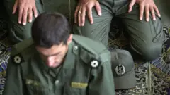 صورة أرشيفية لعناصر من الحرس الثوري الإيراني خلال صلاة الجمعة في جامعة طهران.