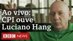 Foto de Luciano Hang usando camisa verde e o texto: Ao vivo, CPI da Covid ouve Luciano Hang