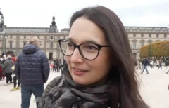 Turista fala em frente ao Museu do Louvre, em Paris