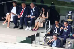 La primera dama de Estados Unidos, Melania Trump, el presidente de Estados Unidos, Donald Trump, el presidente de la FIFA, Gianni Infantino, y su esposa Leena Al Ashqar se sientan junto al presidente qatarí del Paris Saint-Germain, Nasser al-Khelaifi, y el propietario del Chelsea, el empresario estadounidense Behdad Eghbali, durante el partido final de fútbol de la Copa Mundial de Clubes de la FIFA 2025 entre el Chelsea de Inglaterra y el Paris Saint-Germain de Francia en el MetLife Stadium en East Rutherford, Nueva Jersey, el 13 de julio de 2025.