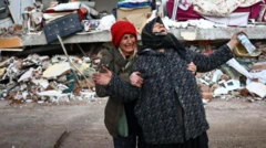 امرأتان تنوحان بعد زلزال