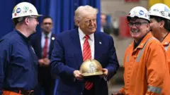 Trump el pasado viernes en una fábrica de acero en Pensilvania.