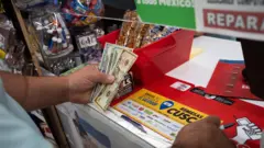 El hondureño Javier Guzman, 43, quien vive en Gaithersburg al momento de enviar una remesa en una tienda de Wheaton, en Maryland.