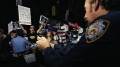 Manifestantes pelos direitos dos homossexuais protestando contra a política das Forças Armadas americanas nos anos 1990