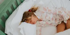 Una mujer durmiendo plácidamente en una cama