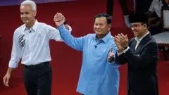 Tiga kandidat capres: Ganjar Pranowo, Prabowo Subianto, dan Anies Baswedan dalam debat capres perdana yang diselenggarakan KPU.