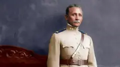 Um jomem com roupa militar posando para a foto