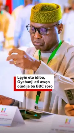 Gomina Abiodun Oyebamiji wọ agbada toke tilẹ alawọ eeru, o mu iwe idibo lọwọ lati dibo ni agọ idibo rẹ.