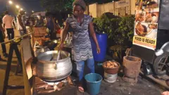 Nigeria woman dey cook for customers