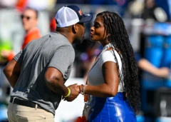 Ọkùnrin àti obìnrin tí wọ́n ń fi ẹnu kora wọn lẹ́nu 