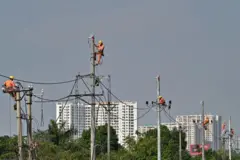 Những công nhân điện lực tại Hà Nội vào tháng 12/2023