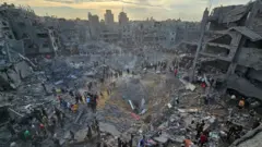 فلسطينيون يبحثون عن ضحايا في موقع الغارات الإسرائيلية على المنازل في مخيم جباليا للاجئين في شمال قطاع غزة