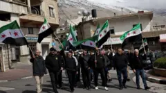 مواطنون دروز يحيون الذكرى السنوية للإضراب الشامل ضد قانون الضم الإسرائيلي للجولان في مجدل شمس، 14 فبراير/شباط 2025.