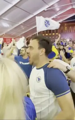 Navijači sa zastavama i u dresu Bosne i Hercegovine