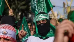 Para pendukung Hamas menggelar aksi di Hebron, Tepi Barat, Jumat (08/12) lalu.