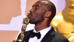 Bryant besando al estatuilla de los oscar