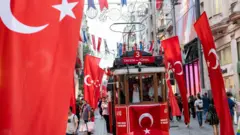 İstanbul'da İstiklal Caddesi Cumhuriyet Bayramı kutlamaları için bayraklarla donatıldı 