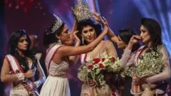 అందాల పోటీ విజేత కిరీటాన్ని స్టేజ్‌పైనే లాగేశారు