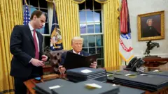 Trump bir kararname imzalarken