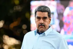 Nicolás Maduro, de camisa azul claro e cabelos e bigode começando a ficar grisalhos, olha para a câmera com ar preocupado
