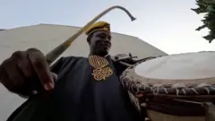 نایجېریایی هنرمن اډیبایو ایوډیجي په لاګوس ښار کې ماشومانو ته په افریقايي کلتور کې د ډُول وهلو اهمیت ورزدکوي.