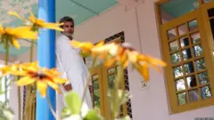 બશીર અહમદ ભટ્ટ પોતાના ભાઈના ઘરની બહાર