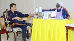 สมเด็จพระเจ้าอยู่หัวทอดพระเนตรหน้ากากอนามัยที่สมเด็จพระนางเจ้า ฯ พระบรมราชินีทรงตัดเย็บ