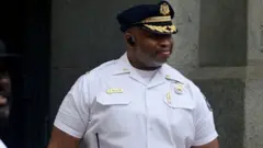 Aux Etats-Unis, la police a recueilli un nourrisson, retrouvé vivant dans la rue.
