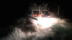 مركب المهاجرين في أثناء عملية إنقاذه