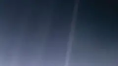 Un punto azul pálido: