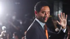 Pemimpin Partai Bergerak Maju sekaligus calon perdana menteri, Pita Limjaroenrat, melambai saat konferensi pers usai pemilihan umum