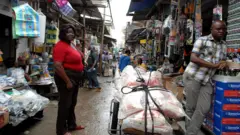 allée de marché à Douala au Cameroun