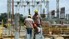 Funcionários da companhia nacional de eletricidade da Venezuela, na central elétrica de San Fernando de Apure