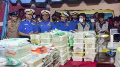 එම පාර්සල් තුළ අයිස් මත්ද්‍රව්‍ය කිලෝග්‍රෑම් 670ක්, හෙරොයින් කිලෝග්‍රෑම් 156ක් සහ හෂීස් කිලෝග්‍රෑම් 12කට ආසන්න ප්‍රමාණයක් තිබී හමුවූ බව ද නාවික හමුදා මාධ්‍ය ප්‍රකාශකවරයා සඳහන් කළේය.