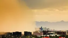 Una tormenta de polvo azota el centro de Phoenix, Arizona.