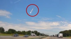 Метеорит пролетает над шоссе