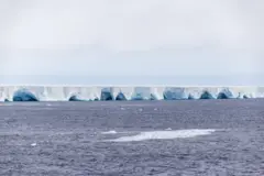 Uma foto mostrando as laterais do iceberg com arcos e cavernas