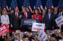Nhiều đồng minh đứng bên ông Trump trong màn phát biểu ăn mừng chiến thắng