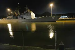 O cruzador de mísseis guiados dos EUA Lake Erie passando pelo Panamá.