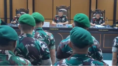 17 tentara yang didakwa melakukan kekerasan terhadap Prada Lucky sedang mendengarkan vonis yang dijatuhkan hakim pengadilan militer.