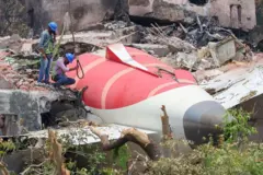 আহমেদাবাদে বিধ্বস্ত বিমানটির ভগ্নাবশেষ
