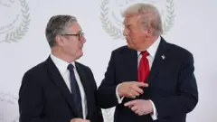 Прем'єр-міністр Великої Британії Кір Стармер і президент США Дональд Трамп під час саміту в Єгипті в жовтні 2025 року