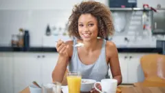 Une femme prend son repas