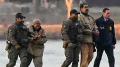 Cilia Flores y Nicolás Maduro son escoltados por agentes de EE.UU. en su camino a un tribunal de Nueva York