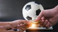 Mãos segurando dinheiro1xbet 92frente à bola1xbet 92futebol