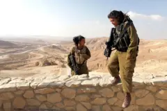 Foto ilustrasi: Dua tentara perempuan Israel berpatroli di perbatasan dengan Mesir, 13 September 2012.