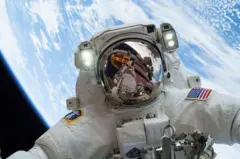 Astronauta da Nasa durante caminhada espacial