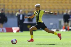 सिड्नीमा वेस्टर्न वान्डरर्स र वेलिङ्टन फीनिक्सबीचको खेलमा साम्बालाई स्वागत गर्दै नेपालको झण्डा बोकेका नेपाली दर्शकहरू