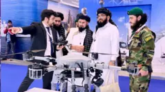 آقای فطرت در حال دیدار از نمایشگاه دفاعی دوحه